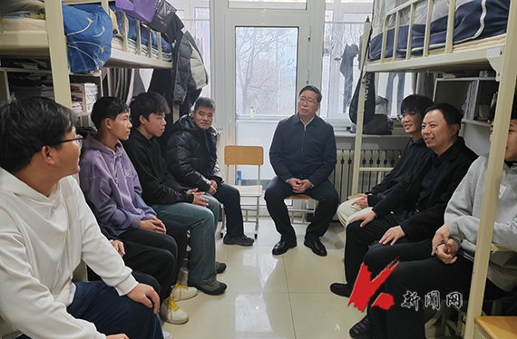 ayxty.com校长胡军深入对接寝室走访慰问